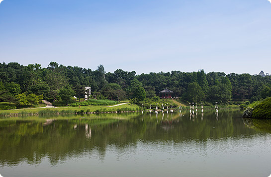 몽촌해자 수변 전경